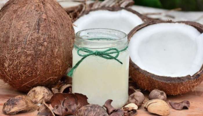 Coconut oil: ചർമ്മ സംരക്ഷണത്തിന് വെളിച്ചെണ്ണ; അറിയാം വെളിച്ചെണ്ണയുടെ ​ഗുണങ്ങൾ...