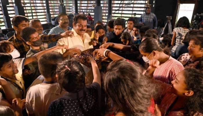 വിജ്ഞാനവേനലിൽ ചിരിപ്പിച്ചും ചിന്തിപ്പിച്ചും മുകേഷ് കഥകൾ