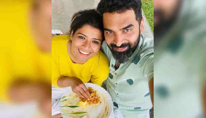 Gopi Sundar Amrutha Suresh : 'ഒരു പണിയുമില്ലാത്തവർക്ക് പുട്ടും മുട്ട കറിയും സമർപ്പിർക്കുന്നു'; പുതിയ ചിത്രം പങ്കുവച്ച് ഗോപി സുന്ദറും അമൃത സുരേഷും