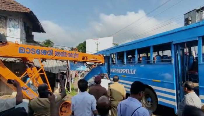 Accident: തലനാരിഴക്ക് രക്ഷപെടൽ; ബസിൽ ക്രെയിൻ റാഡ് ഇടിച്ചുകയറി എഴുപേർക്ക് പരിക്ക്