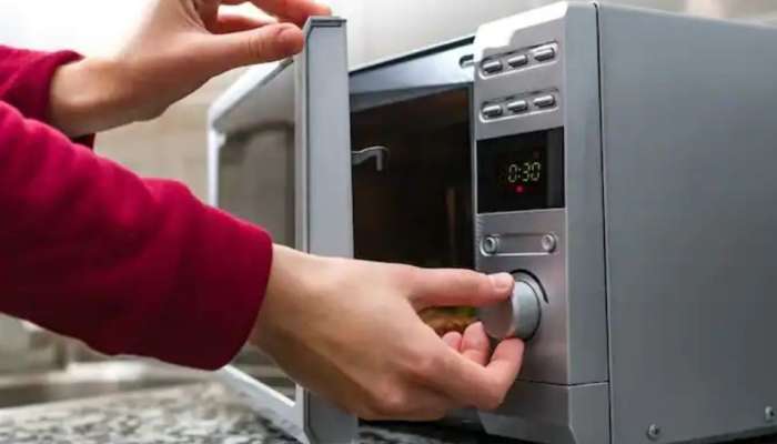 Microwave: മൈക്രോവേവ് ഓവനിൽ പതിവായി ഭക്ഷണം ചൂടാക്കി കഴിക്കുന്നവരാണോ നിങ്ങൾ? അറിഞ്ഞിരിക്കണം ഈ അഞ്ച് അപകടങ്ങൾ