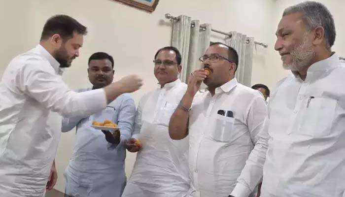 Bihar Politics: അസദുദ്ദീൻ ഒവൈസിയ്ക്ക് വന്‍ തിരിച്ചടി, 4 എംഎല്‍എമാര്‍ RJDയിൽ  ചേര്‍ന്നു  