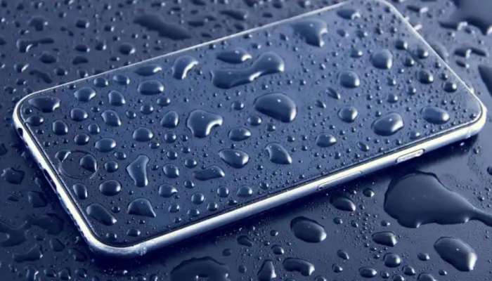 Mobile Phone: മഴക്കാലത്ത് ഫോണിൽ വെള്ളം കയറുമെന്ന് പേടിയുണ്ടോ? ഇതൊക്കെ ശ്രദ്ധിക്കാം