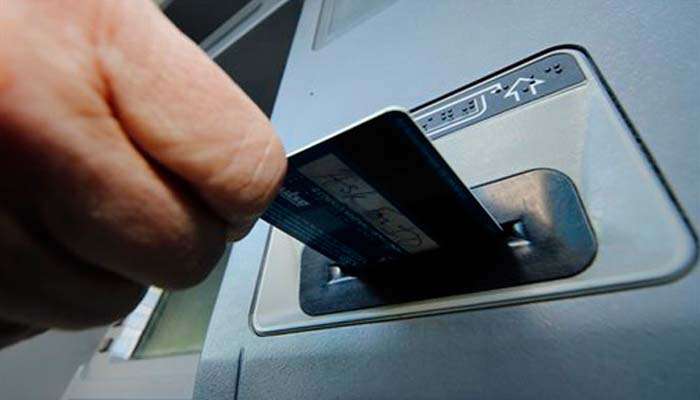 ATM, Debit Card Fees: എടിഎം, ഡെബിറ്റ് കാർഡുകൾക്ക് ബാങ്കുകള്‍ ഈടാക്കുന്ന ഫീസ് എത്രയാണെന്നറിയുമോ? 