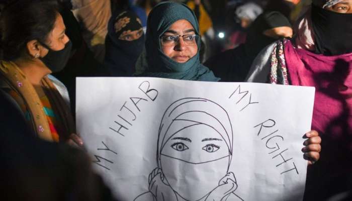 Karnataka Hijab Ban: ഹിജാബ് കേസിൽ സുപ്രീംകോടതിയിൽ ഭിന്ന വിധി; ഹർജികൾ വിശാല ബെഞ്ചിന് വിട്ടു