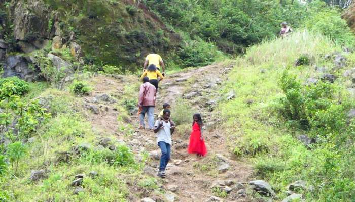 നീലക്കുറിഞ്ഞി കാണാൻ കൈവിട്ടകളി; അപകടകരമായ വഴികളിലൂടെ സഞ്ചാരികളെത്തുന്നു