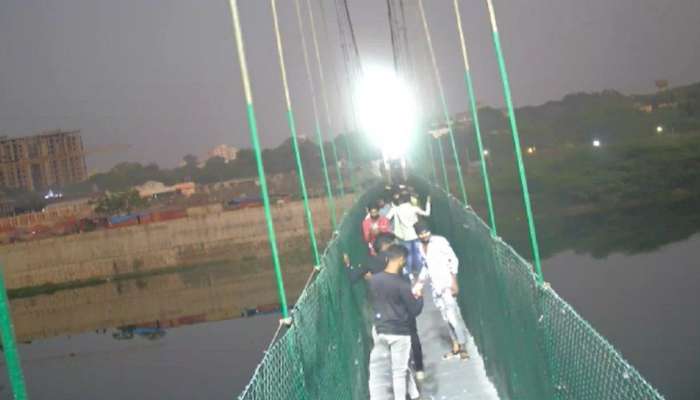 Morbi Bridge Collapse Video: ​ഗുജറാത്തിലെ മോർബി കേബിൾ പാലം തകർന്ന് വീഴുന്നതിന്റെ ഞെട്ടിക്കുന്ന ദൃശ്യങ്ങൾ