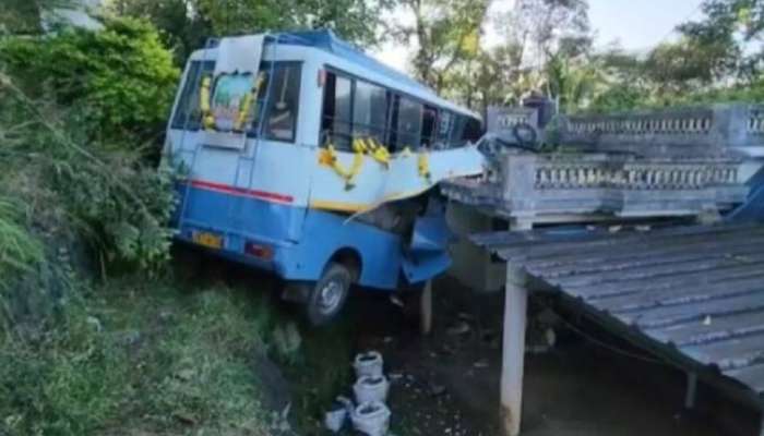 Accident: ശബരിമല തീര്‍ഥാടകർ സഞ്ചരിച്ചിരുന്ന വാഹനം വീടിന് മുകളിലേക്ക് മറിഞ്ഞു; 16 പേര്‍ക്ക് പരിക്ക്