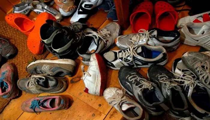 Footwear Vastu: ചെരിപ്പും ഷൂസും അലക്ഷ്യമായി ഇടുന്നവരാണോ നിങ്ങള്‍? എങ്കില്‍ ഇക്കാര്യങ്ങള്‍ ശ്രദ്ധിക്കുക