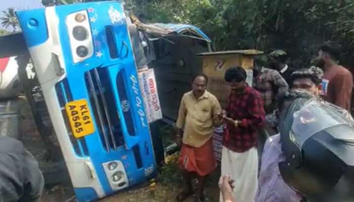  Pathanamthitta Accident : പത്തനംതിട്ടയിൽ ലോറിയും സ്വകാര്യ ബസും കൂട്ടിയിടിച്ച് അപകടം; 25 ഓളം പേർക്ക് പരിക്കേറ്റു, ഒരാളുടെ നില ഗുരുതരം