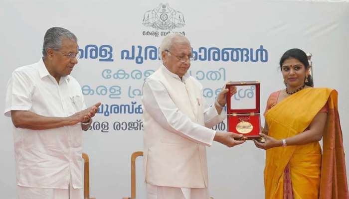 Kerala Puraskaram 2022 : പ്രഥമ കേരള പുരസ്കാരങ്ങൾ ഗവർണർ വിതരണം ചെയ്തു; എംടിക്കായി കേരള ജ്യോതി മകൾ ഏറ്റുവാങ്ങി 