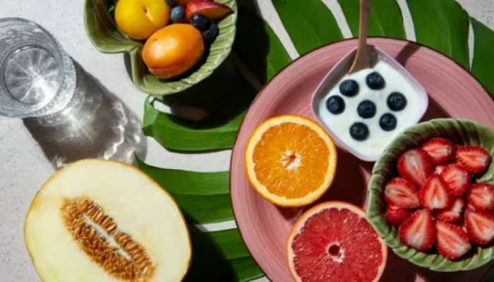 Summer Foods: വേനൽച്ചൂട് കടുത്തു, ഒപ്പം ആരോ​ഗ്യപ്രശ്നങ്ങളും; ഭക്ഷണത്തിൽ ഉൾപ്പെടുത്താം ഇക്കാര്യങ്ങൾ