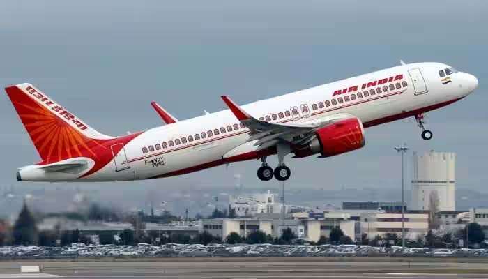 Air India: പെണ്‍സുഹൃത്തിന് കോക്പിറ്റിൽ 'സുഖയാത്ര' ഒരുക്കി എയര്‍ ഇന്ത്യാ പൈലറ്റ്‌, എയര്‍ ഹോസ്റ്റസിന്‍റെ പരാതിയില്‍ അന്വേഷണം 