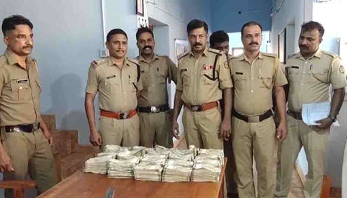 Black Money Seized : 18.80 ലക്ഷം കൈയ്യിൽ, കാറിന്റെ രഹസ്യ അറയിൽ 71.5 ലക്ഷം രൂപയും; കണക്കിൽപ്പെടാത്ത നോട്ടുമായി ചങ്ങരുംകുളത്ത് മൂന്ന് പേർ പിടിയിൽ