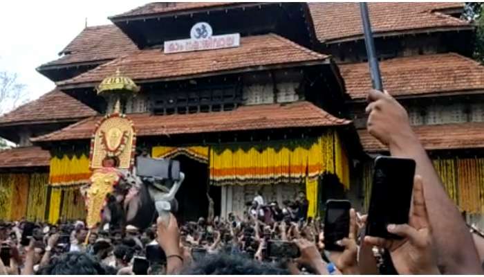 Thrissur Pooram 2023: നാല് വർഷത്തെ ഇടവേളയ്ക്ക് ശേഷം തെച്ചിക്കോട്ടുകാവ് രാമചന്ദ്രൻ പൂരനഗരിയിൽ; ആർത്തുവിളിച്ച് ജനസാഗരം