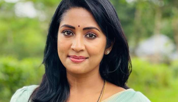 Navya Nair Interviews: പിന്നെയും നവ്യനായർ കുടുക്കിലായി; പ്രസ്താവനക്കെതിരെ വ്യാപക പ്രതിഷേധം