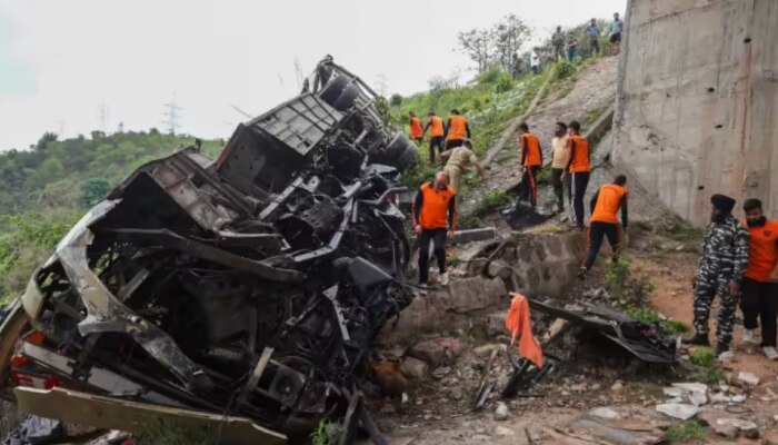 Bus Accident: ജമ്മു കശ്മീരിൽ ബസ് കൊക്കയിലേക്ക് മറിഞ്ഞ് അപകടം; 10 മരണം, 55 പേർക്ക് പരിക്ക്