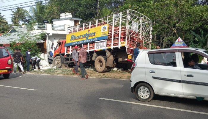 Accident News: ഗ്യാസ് ലോറി നിയന്ത്രണം വിട്ടു മതില് തകർത്ത് കിണറ്റിലേക്ക് ഇടിച്ചുകയറി