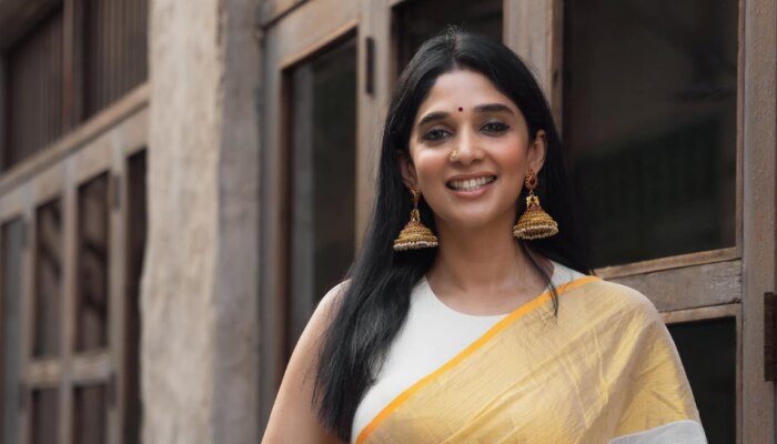Nyla Usha: കാതിൽ വലിയ ജിമിക്കിയിട്ട് നാടൻ ലുക്കിൽ നൈല ഉഷ
