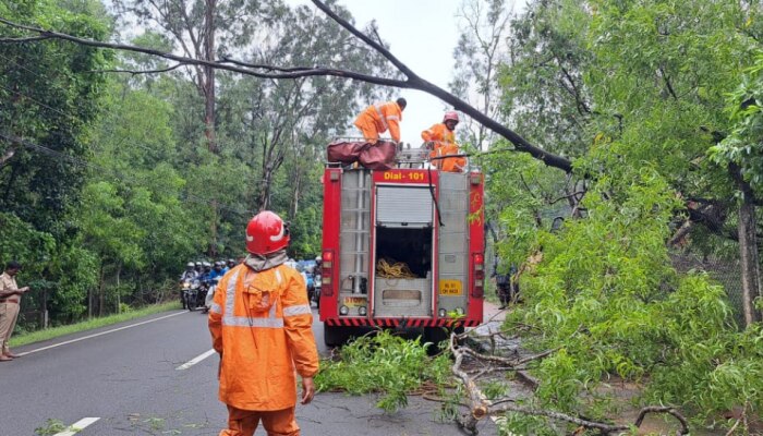 Fire and Rescue: തോരാതെ പെയ്യുന്ന മഴയിൽ നഗരത്തിന് കാവലായി അഗ്നിരക്ഷാസേന