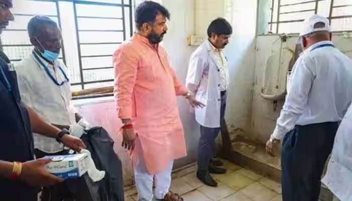 Dean Cleaned Hospital Toilet: നന്ദേഡ് ആശുപത്രി ടോയ്‌ലറ്റ് വൃത്തിയാക്കൽ സംഭവം, ശിവസേന എംപി ഹേമന്ത് പാട്ടീലിനെതിരെ കേസ് 