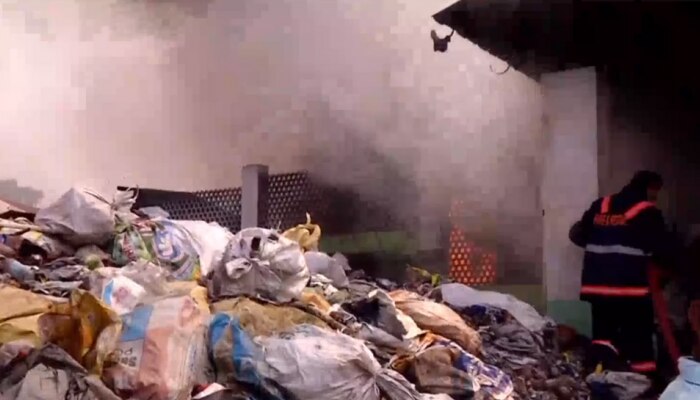 Kozhikode waste pant fire: കോഴിക്കോട്ട് കോര്‍പറേഷന്‍ മാലിന്യ സംസ്കരണകേന്ദ്രത്തില്‍ തീപ്പിടിത്തം; മനപൂർവ്വം തീയിട്ടതെന്ന് സംശയം; തോട്ടത്തിൽ രവീന്ദ്രൻ