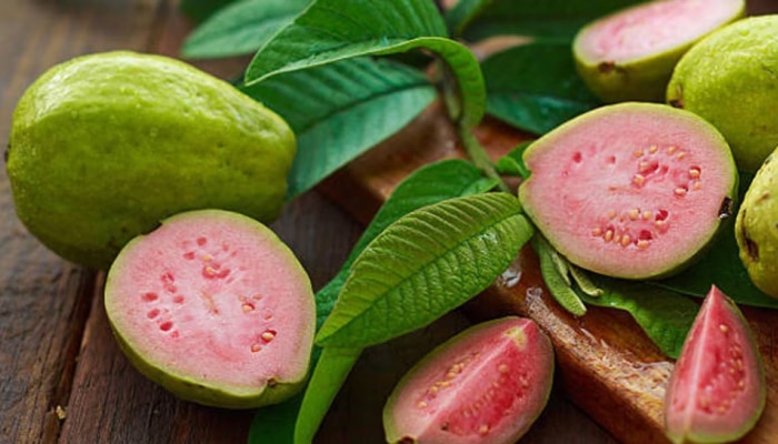 Guava: ഇത്തരക്കാർ ഒരിക്കലും പേരക്ക കഴിക്കരുത്..!