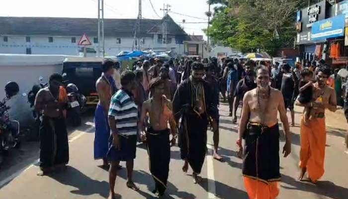 Sabarimala Updates | വാഹനങ്ങൾ പോലീസ് തടഞ്ഞു;  അയ്യപ്പന്മാർ റോഡിൽ കുത്തിയിരുന്നു പ്രതിഷേധിക്കുന്നു