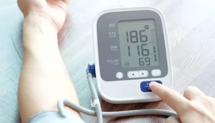 Hypertension: ഉയർന്ന രക്തസമ്മർദ്ദം ​ഗുരുതര രോ​ഗങ്ങളിലേക്ക് നയിക്കും; ശൈത്യകാലത്ത് ശ്രദ്ധിക്കേണ്ട കാര്യങ്ങൾ ഇവയാണ്