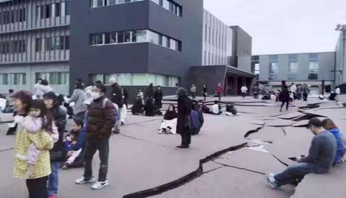 Japan Earthquake : ജപ്പാനിൽ ഒന്നര മണിക്കൂറിനിടെ ഉണ്ടായത് 21 തുടർ ഭൂചലനങ്ങൾ; സുനാമിയുടെ ആദ്യ തിരകൾ തീരത്തെത്തി