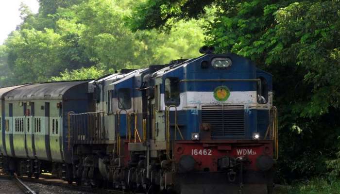 Railway Fare Cut: പ്രതിദിന ട്രെയിൻ യാത്രക്കാർക്ക് നേട്ടം!! നിരക്ക് വെട്ടിക്കുറച്ച്‌ ഇന്ത്യന്‍ റെയിൽവേ 