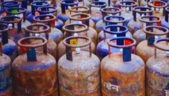 LPG Cylinder Price Hiked: മാസത്തിന്റെ ആദ്യ ദിനത്തിൽ ഇരുട്ടടി; വാണിജ്യ സിലിണ്ടറിന്റെ വില 25.50 വർധിച്ചു!