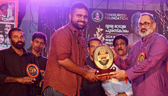 16th Thikkurissi Foundation Media Awards: 16-ാമത് തിക്കുറിശ്ശി ഫൗണ്ടേഷൻ മാധ്യമ പുരസ്കാരങ്ങൾ സമ്മാനിച്ചു; അഭിജിത്ത് ജയൻ കേന്ദ്രമന്ത്രി രാജിവ് ചന്ദ്രശേഖറിൽ നിന്ന് പുരസ്കാരം ഏറ്റുവാങ്ങി 