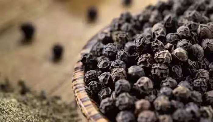 Black Pepper Theft: കുരുമുളക് എന്താ വില? 400 കിലോ അടിച്ച് മാറ്റി മോഷ്ടാക്കൾ, വില കേട്ട് പോലീസും ഞെട്ടി