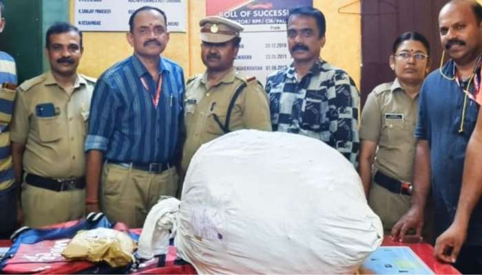 Ganja Palakkad | യാത്രക്കാരുടെ ഇരിപ്പിടങ്ങൾക്കടിയിൽ വെറുതേ രണ്ട് ബാഗ്; നോക്കിയ പോലീസും ഞെട്ടി