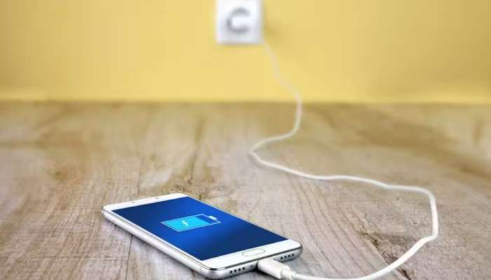 Mobile phone charging: മൊബൈൽ ചാ‍ർജർ സോക്കറ്റിൽ നിന്ന് ഊരാറില്ലേ? അപകടം കാത്തിരിക്കുന്നു!