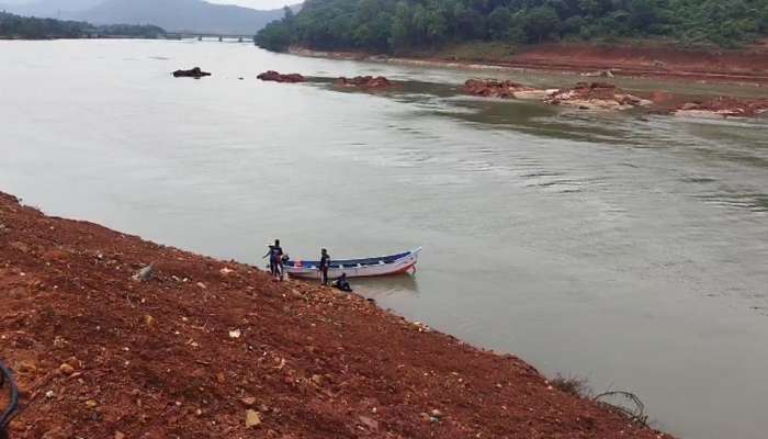 Arjun Rescue Operation: അർജുനായി തെരച്ചിലിന് നേവി സംഘവും; പുഴയിലിറങ്ങി പരിശോധന, ലോഹഭാ​ഗങ്ങൾ കണ്ടെത്തി