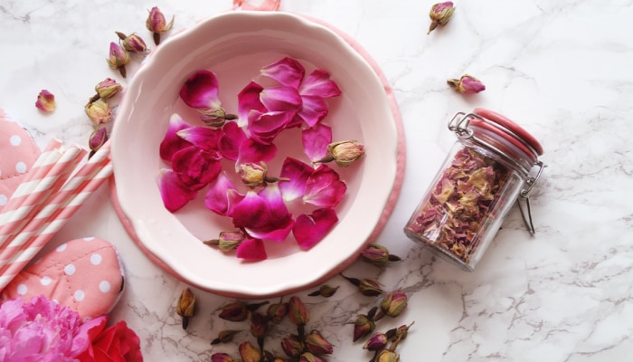 Rose Petals Beauty Hacks: മനം മയക്കും റോസാപ്പൂ ഇനി മുഖം മിനുക്കാനും; അറിയാം റോസാപ്പൂവിന്റെ ​ഗുണങ്ങൾ