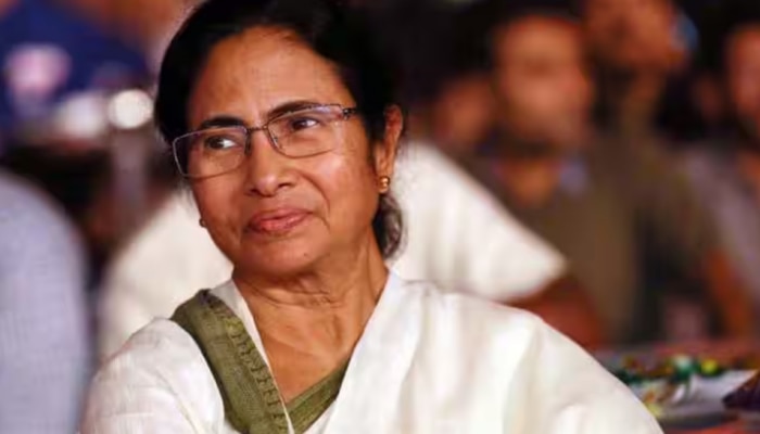 Mamata Banarjee: 'മുഖ്യമന്ത്രിയായിട്ടല്ല, സഹോദരിയായിട്ടാണ് വന്നിരിക്കുന്നത്'; കൊൽക്കത്ത കൊലപാതകത്തിൽ പ്രതിഷേധക്കാർക്കരികിലെത്തി മമതാ ബാനർജി