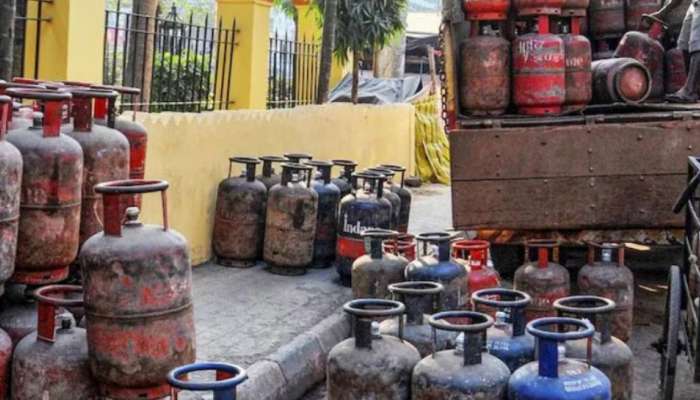 LPG Price Hike: മാസത്തിന്റെ ആദ്യദിനം ഉപഭോക്താക്കൾക്ക് ഇരുട്ടടി; വാണിജ്യ എൽപിജി സിലണ്ടർ വില വർധിച്ചു!