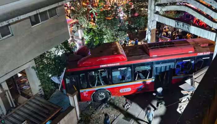 Kurla Bus Accident: മുംബൈയിൽ നിയന്ത്രണം വിട്ട ബസ് നടപ്പാതയിലേക്ക് പാഞ്ഞുകയറി, നാല് പേർക്ക് ദാരുണാന്ത്യം