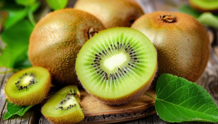 Health Benefits of Kiwi: രോഗങ്ങളെ അകറ്റാം, തടിയും കുറയ്ക്കാം; കിവി പഴം അല്ലേലും സൂപ്പറല്ലേ!