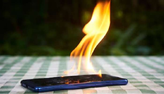 Mobile Phone Explodes: പാന്റിന്റെ പോക്കറ്റിൽ സൂക്ഷിച്ചിരുന്ന മൊബൈൽ പൊട്ടിത്തെറിച്ചു; യുവാവിന് ഗുരുതര പരിക്ക്