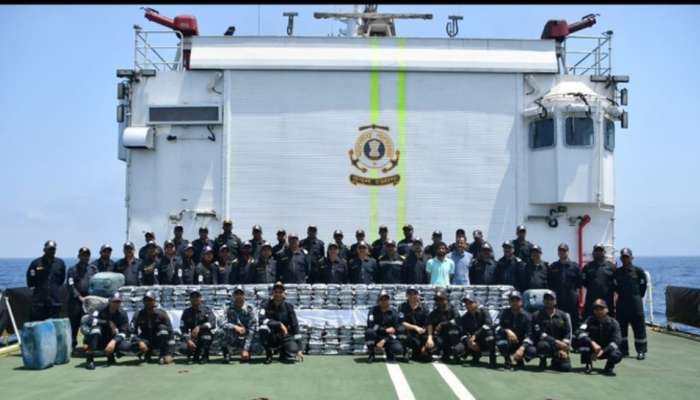 Drugs Seized Gujarat coast: ഗുജറാത്ത് തീരത്ത് വന്‍ലഹരിവേട്ട; 1800 കോടി രൂപയുടെ മയക്കുമരുന്ന് പിടികൂടി, കടത്തുകാര്‍ രക്ഷപ്പെട്ടു