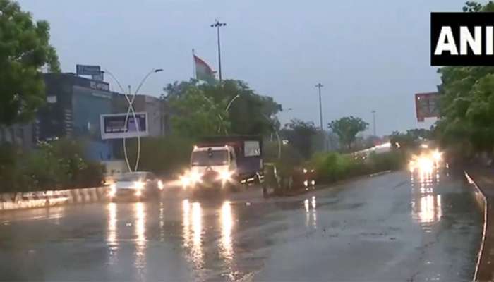 Delhi Weather Updates: ഡൽഹിയിൽ കനത്ത മഴയും കാറ്റും; റെഡ് അലർട്ട് പ്രഖ്യാപിച്ചു