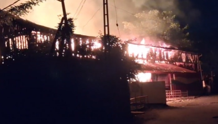 Beverages Outlet Fire: ഔട്ട്ലെറ്റിലും ​ഗോഡൗണിലുമായി 45,000 കെയ്സുകൾ കത്തി നശിച്ചു, നഷ്ടം 10 കോടിയോളം വരും; പ്രാഥമിക നി​ഗമനം