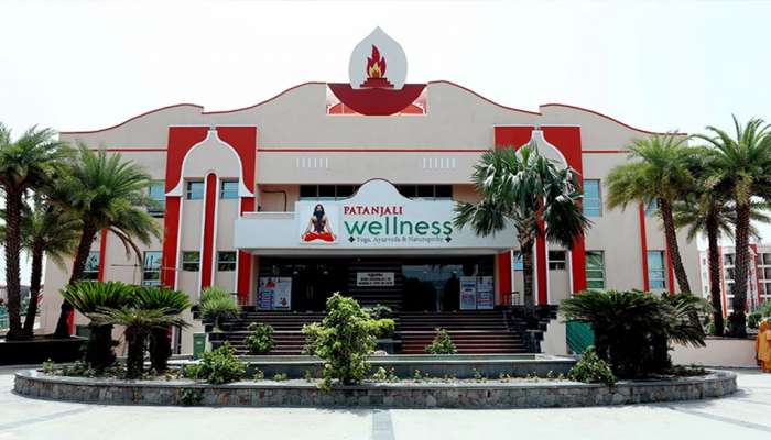 Patanjali: രോഗികളുടെ പരിചരണത്തിനും രോഗമുക്തിക്കും പതഞ്ജലി ചികിത്സാലയത്തെ മറ്റ് ആശുപത്രികളിൽ നിന്ന് വ്യത്യസ്തവും സവിശേഷവുമാക്കുന്നത് എന്താണ്?