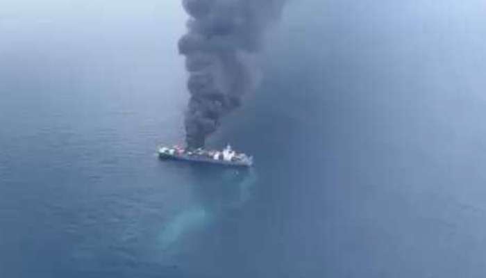 Cargo Ship Fire Outbreak: കപ്പലിലെ തീ അനിയന്ത്രിതം, വായുവുമായി സമ്പ‍‍‍ർക്കമുണ്ടായാൽ തീപിടിക്കുന്ന രാസവസ്തുക്കൾ; അതീവ ​ഗുരുതര സാഹചര്യം