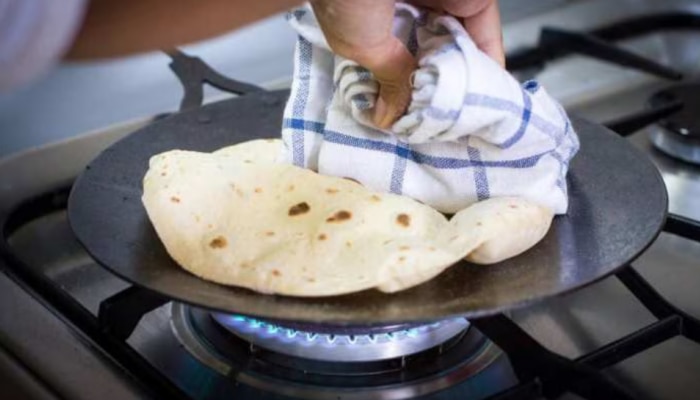 Chappathi Making Tips: ചപ്പാത്തിയുണ്ടാക്കി വയ്ക്കുമ്പോൾ മൃദുത്വം നഷ്ടപ്പെടുന്നോ? എങ്കിൽ ഇതൊന്ന് ട്രൈ ചെയ്യൂ...