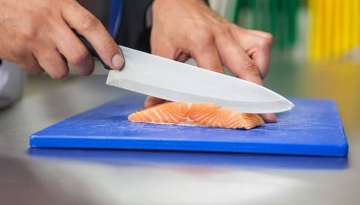 Chopping Board Cleaning Tips: ഈ മൂന്ന് കാര്യങ്ങൾ നിങ്ങളുടെ വീട്ടിലുണ്ടോ? ചോപ്പിം​ഗ് ബോർഡിലെ കറ കളയാൻ വേറൊന്നും വേണ്ട..!